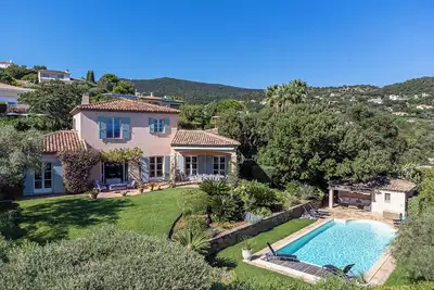 Image de Bastide contemporaine avec piscine et vue mer