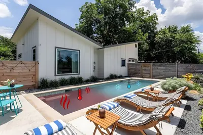 Image de Urban 4br Oasis near Downtown—Sleeps 16