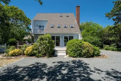 Image de Private 1/2 acre property, charming 4 bedroom, 21/2 bath, great Katama location.