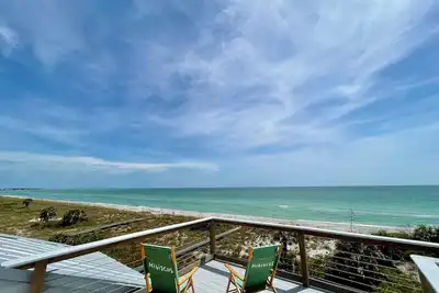 Hibiscus House! Beachfront property!