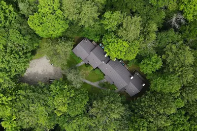 Image de Vermont get-away end unit townhouse nestled in the trees