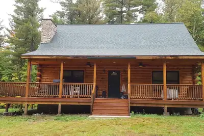 Image de Ski Time! Adirondack Lincoln Log Cabin