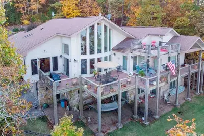 Image de Great Lake Front House with Outstanding Views and Private Beach Area