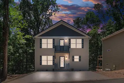 Image de ★ Tranquil Retreat ★ Hot Tub, Video Games, + Grill ★ Dt Helen Mountain Views ★