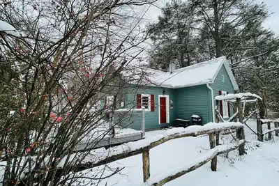 Image de Classic Romantic Creek View D/T Cottage~ Walk to town & At ~Relax on the Porch