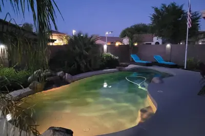 Image de Remodled Cheerful 3 Bedroom 2 bath Home with beautiful Oasis Pool.