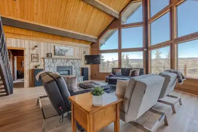 Image de Dog-friendly, 2-level gorge view home with hot tub, lovely deck, central Ac, W/D