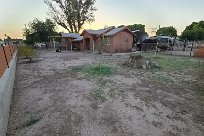 Image de Fully Fenced Yard. Mini Split Ac. Private Driveway Parking.