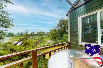 Image de Dog-friendly, riverfront home with WiFi, deck & private washer/dryer