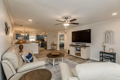 Image de 🍹🌞 Boater's Paradise! Fenced Yard, Boat Parking, 6 miles to Beach!