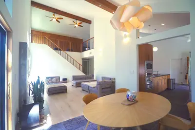 Image de AGRÉABLE! Ojai Architectural, plein de lumière, bain à remous, arbres de chêne, quartier calme