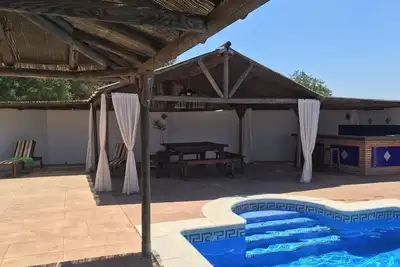 Image de Villa met Zwembad, Buitenkeuken, Ruim Terras, Uitzonderlijk Zicht op de Vallei