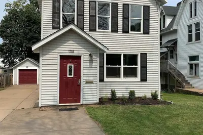 Image de Spacious house in the heart of Marquette.