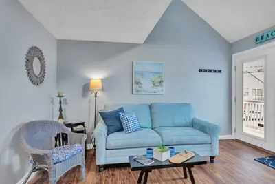 Odysea: Seafood, Music & Waves - Your Hampton Beach Getaway for Festival Weekend!