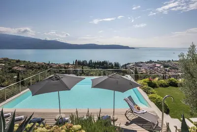 Image de Villa Agave exclusive avec vue sur le lac et les montagnes, piscine, bain à remous et sauna