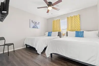 Image de Cowboys Getaway- Walk to Att stdm* Prof cleaned