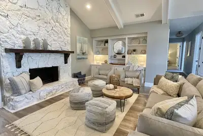 Image de Coastal Modern Vibe with 4 bedrooms ~ Sleeps 10 ~ Minutes from I-10 & Mobile Bay