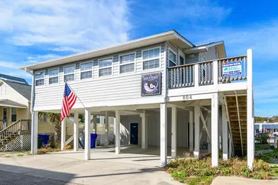 Image de Updated beach cottage, ocean views. Tons of Outdoor Space!