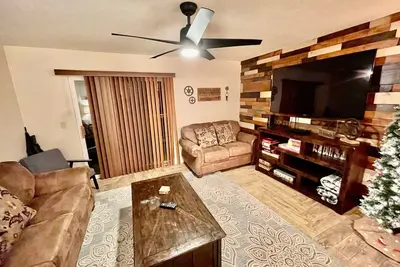 Image de Sleeps 24! Triple the fun with three condos to share. Pool available as well
