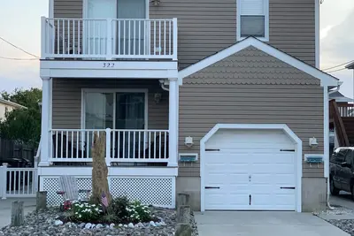 Image de Immaculate Beach Block Condo with Private Yard, Outdoor Shower, & Garage