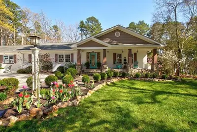 Image de Gorgeous lakeside retreat with room for all!