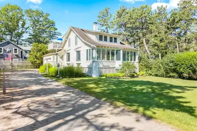 Image de Cozy 3 Br Cottage On Hills Beach