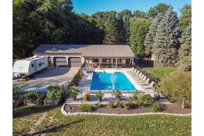 Image de The \"Pool Barn Camper\" w/Hot Tub near Indiana Dunes