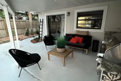 Image de Excellent home for multiple families. Enjoy the pool or fish off the dock.