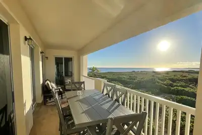 Image de Seas the Day Tci covered balcony, patio dining, gated entrance, on site security