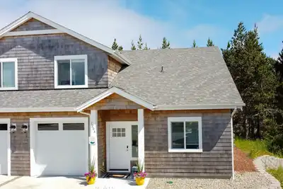 Image de Short walk to Beach ● 3 bedrooms w/TVs ● 2 King beds ● Dogs Ok ● Fireplace