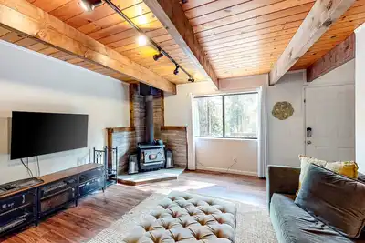 Image de Two-story dog-friendly condo with balcony, washer/dryer, & full kitchen