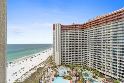 Image de 1328 Pool & Beach views, w/2 parking passes, lagoon-style pool sleeps up to 10