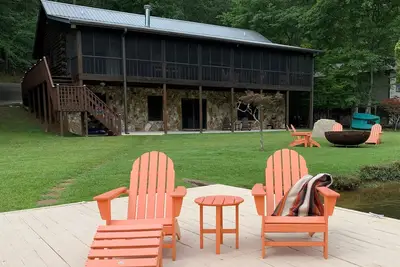 Image de 4 B/R, Flat Lot, Only a few Steps to the Water, Beautiful Lake Front, Quiet Cove