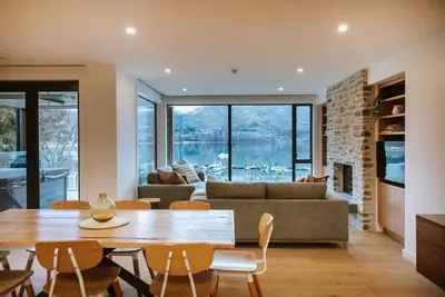 Image de Spinnaker Tahi - Lakefront Apartment - Spa Pool