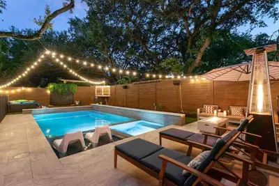 Image de Zilker Getaway: Saltwater Pool and Walk to Acl