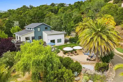 Image de Live Love Luxe Wine Country Paradise