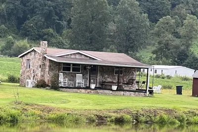 Image de Waterfront cabin with mountain views; 26 minutes to downtown Asheville.