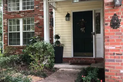 Image de Secluded home, sleeps 6, within minutes to university and historic square.