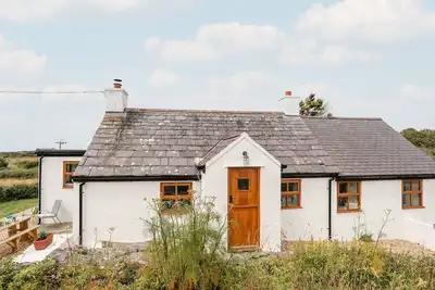 Image de Plas Coch Rhoscolyn, pet friendly, with open fire in Rhoscolyn