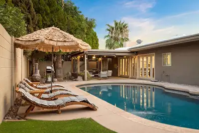 Image de Eugie Retreat Professionally designed bohemian dream with pool!