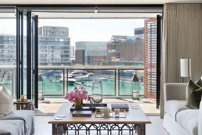 Image de Luxury Waterfront Apartment available for executive or vacation rental.