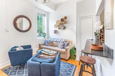 Image de Charming Retreat Off Greene Square Close to River by Lucky Savannah