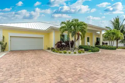 Beautiful Newer 4/4 Home w. Dockage & private pool