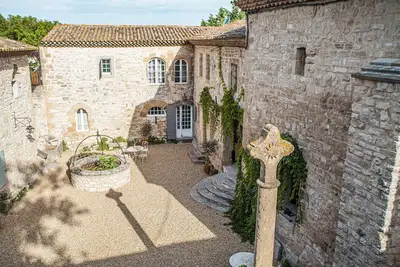 Image de Magnifique prieuré du 12e siècle en Provence - 9 chambres