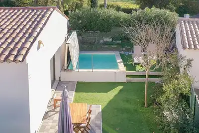 Image de Charmante petite maison avec piscine / jacuzzi et espace extérieur privé