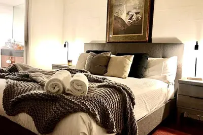 Image de Amazing warehouse style on king! by Readyset Apartments!