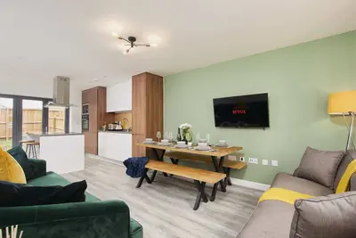 Image de Exquisite 5 Bedroom House with Parking