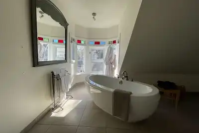 Image de Sunrise Suite - Jacuzzi, Patio, Downtown