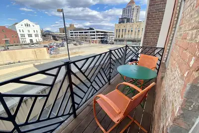 Image de ArtFilled Downtown Loft/King & Queen Beds/Private Balcony/ 2 Car Private Parking