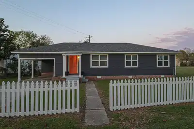Image de Adorable beach cottage within walking distance to the beach and more!